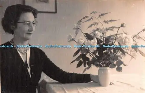 R234161 Frau Gläser Vase Blumen Innen Tisch Bild Agfa