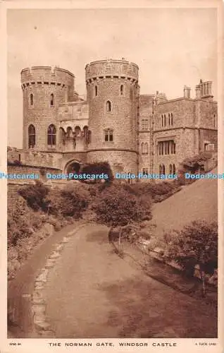 R238530 The Norman Gate Windsor Castle Tuck Printed in England