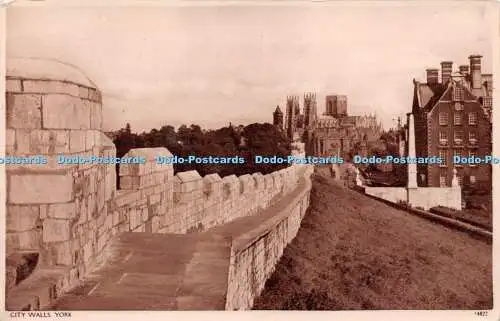 R238020 City Walls York Postkarte