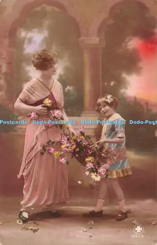 R240149 Frau mit Mädchen Korb mit Blumen in den Händen Postkarte 1917