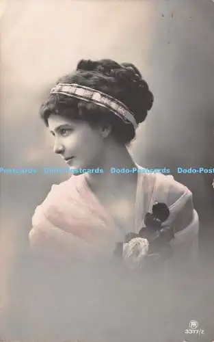 R241070 Frau Blumen Stirnband 3377 2 The Carlton Publishing Old Photography Pos