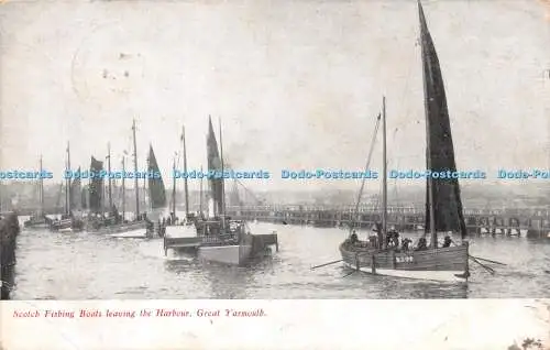 R243106 Schottische Fischerboote verlassen den Hafen Great Yarmouth 1904