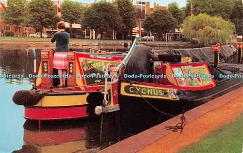 R243817 Britains Inland Waterways Schmale Boote im Stratford Canal Basin bei S