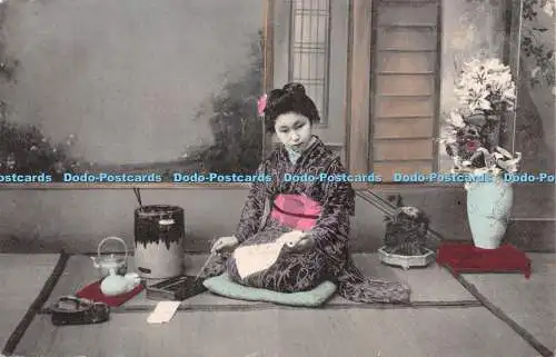 R247057 Geisha Schild Vase mit Blumen Teeservice Postkarte