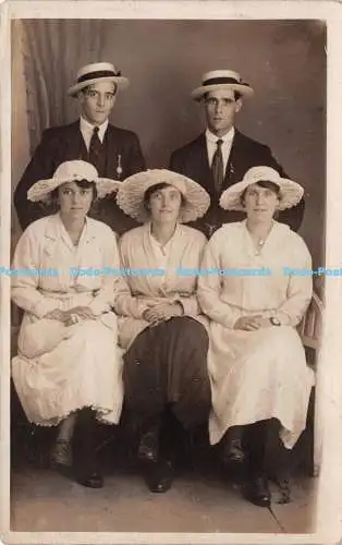 R251015 Zwei Männer mit Hut und Anzügen Drei Frauen mit Hut und weißem Kleid Postkarte