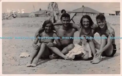 R249655 Männer und Frauen am Strand Hund Postkarte 1935