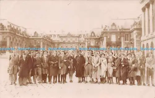 R247939 Gruppenfoto von Menschen April 1937 in Versailles alte Fotopostkarte