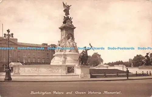 R254042 Buckingham Palace and Queen Victoria Memorial