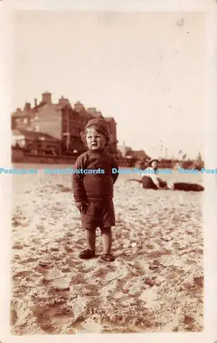 R263803 Kleines Kind mit Hut am Strand Postkarte 1911