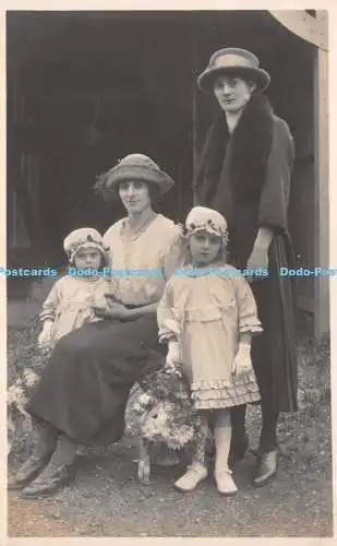 R264859 Familienportrait Zwei Frauen mit Hut und zwei Mädchen mit Hut Korb mit fl