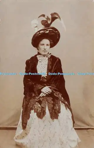 R265434 Frau in Kleid und Hut mit Federn Postkarte