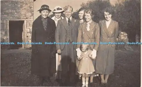R267446 Alte Fotopostkarte Menschen