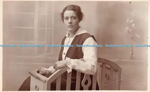 R267910 Frau Stuhl alte Fotografie Postkarte I R Giles