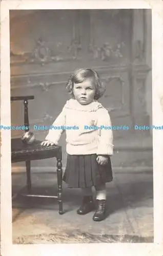 R271428 Kinder Ballstuhl alte Fotografie Postkarte S B Wones