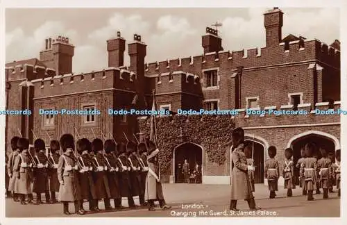 R275583 London Wachablösung St James Palace RP