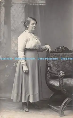 R270849 Frau Stuhl alte Fotografie Postkarte H Halle