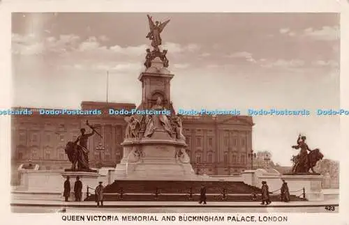 R278564 London Queen Victoria Memorial and Buckingham Palace RP