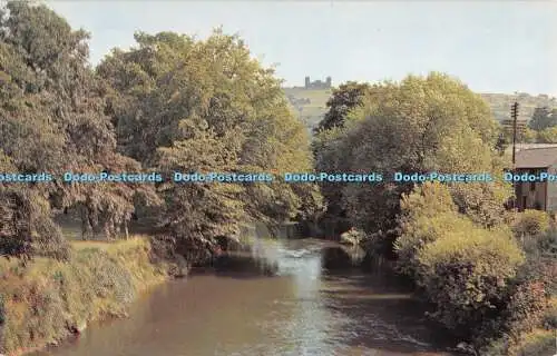 R278732 Matlock Riber Castle vom Fluss Postkarte