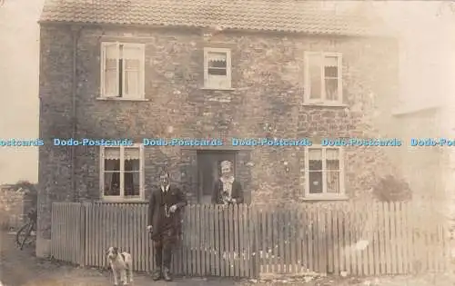 R279313 Haus Ein Mann und eine Frau stehen im Hinterhof Hund Postkarte