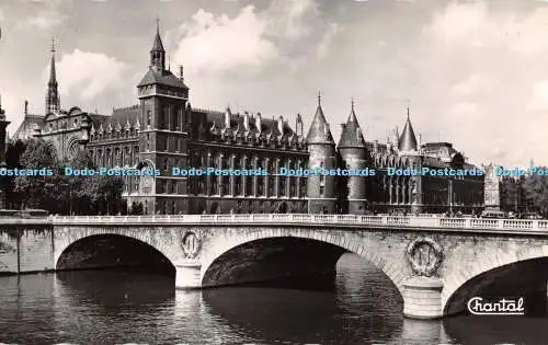 R282962 168 Paris La Conciergerie et le Pont au Change Chantal
