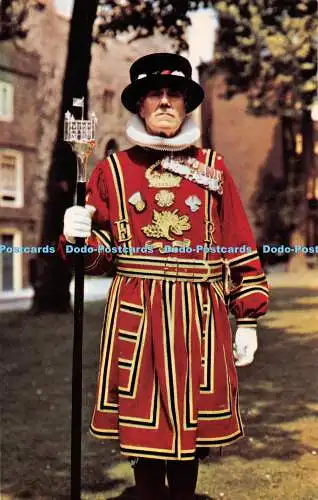 R284277 Tower of London A Beefeater Postkarte