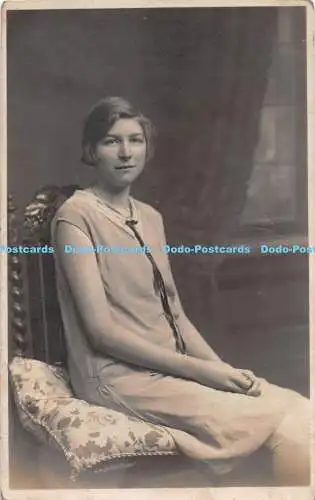 R285864 Frau im Kleid und kurzen Haaren sitzt auf Stuhl Postkarte