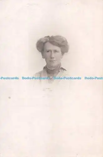 R284774 Frau mit Halskette The Ideal Studios Postkarte