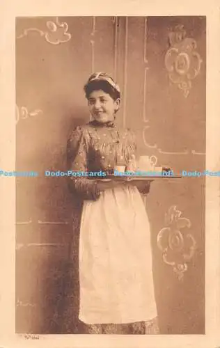 R286093 Frau mit Teeservice Nr 1245 Postkarte