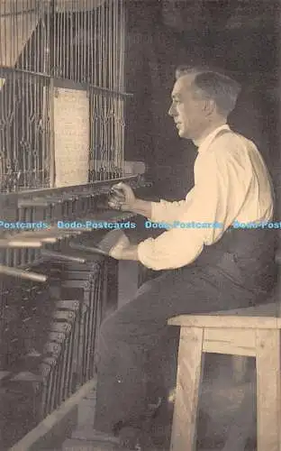 R286543 Brügge Der Glockenmeister Nauwelaerts auf seinem Keabord Nels