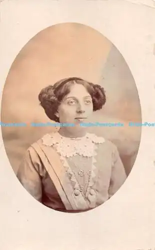R286637 Frau mit weißem Kragen Portrait Whiffin Studio Postkarte