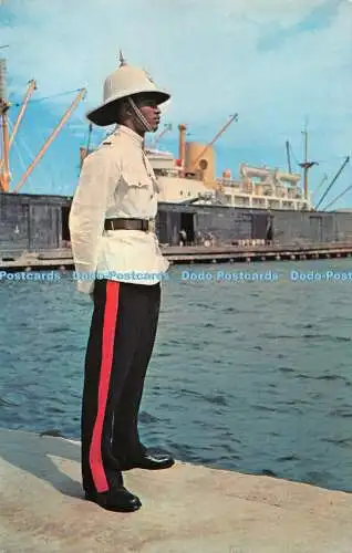 R287791 H3 Jamaican Constable in Trachtenuniform am Wasser Hannau Neuheit