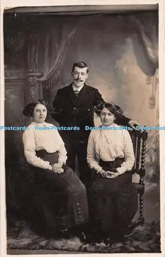 R287822 Frauen und Mann Stuhl alte Fotografie Postkarte