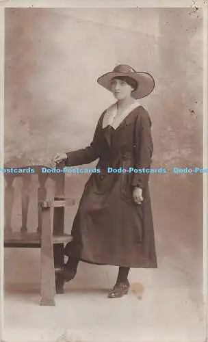 R287917 Frau Hut alte Fotografie Postkarte E Speare Ball Bedford und Peterboroug