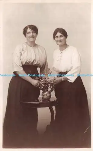 R288045 Frauen Blumen Vase Perrott und Lacey alte Fotografie Postkarte