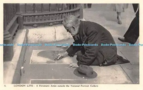 R296079 8 London Life A Pavement Artist outside the National Portrait Gallery Ch