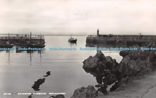 R298466 Einfahrt Hafen Mevagissey Nr 25 Nr 109 Überlandansichten RP