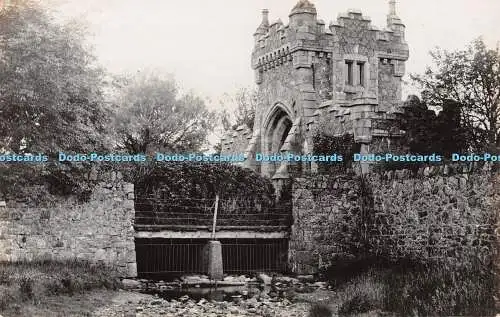 R298064 Burgbrücke Mauer Bäume