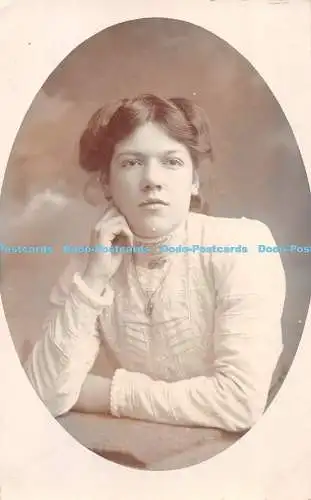 R301032 Nachdenkliche Frau im weißen Kleid 1911