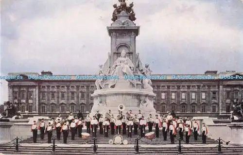 R304784 Die Stufen des Queen Victoria Memorial vor dem Buckingham Palace L