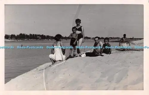 R301912 Ein Mann und eine Frau mit Kindern am Strand Leonar 343