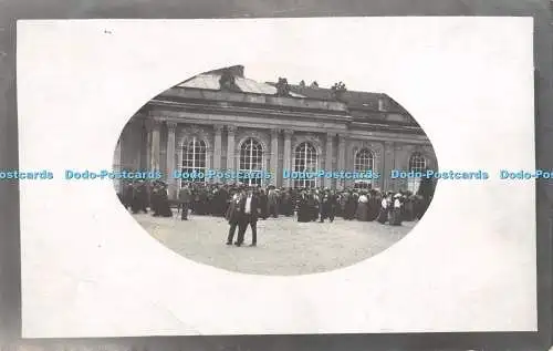 R306252 Viele Leute an einem unbekannten Gebäude Postkarte