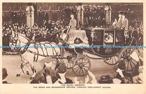 R316449 Die königliche Hochzeit Die Braut und der Bräutigam fahren durch das Parlament Platz
