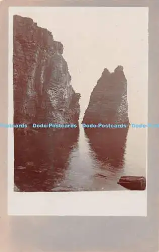 R313906 Felsen im Meer Postkarte