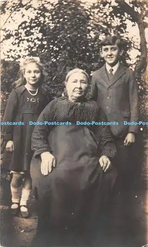 R322698 Frau und Kinder alte Fotopostkarte