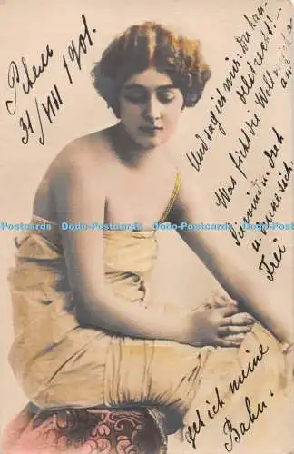 R325154 Frau mit kurzen Haaren und gelb gefärbter Kleidung sitzend 1901