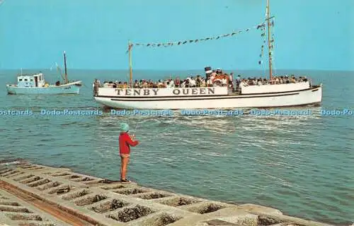 R326917 Pembrokeshire Wales Tenby Queen N P O fotocolor 1968