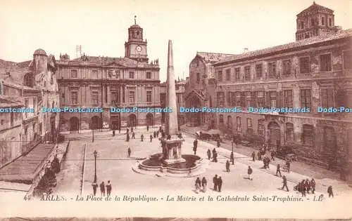 R328352 Arles 44 La Place de la Republique La Mairie et la Cathedrale Saint Trop