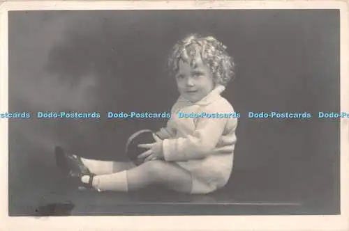 R328515 Kleiner Junge mit lockigen Haaren in heller Kleidung Curzon Studios Postkarte