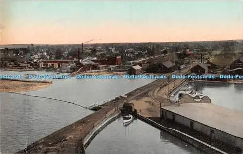 R327375 Unbekannte Stadt Fluss und Brücke Postkarte