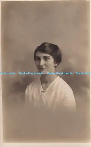 R325847 Frau mit weißer Bluse Portrait Postkarte